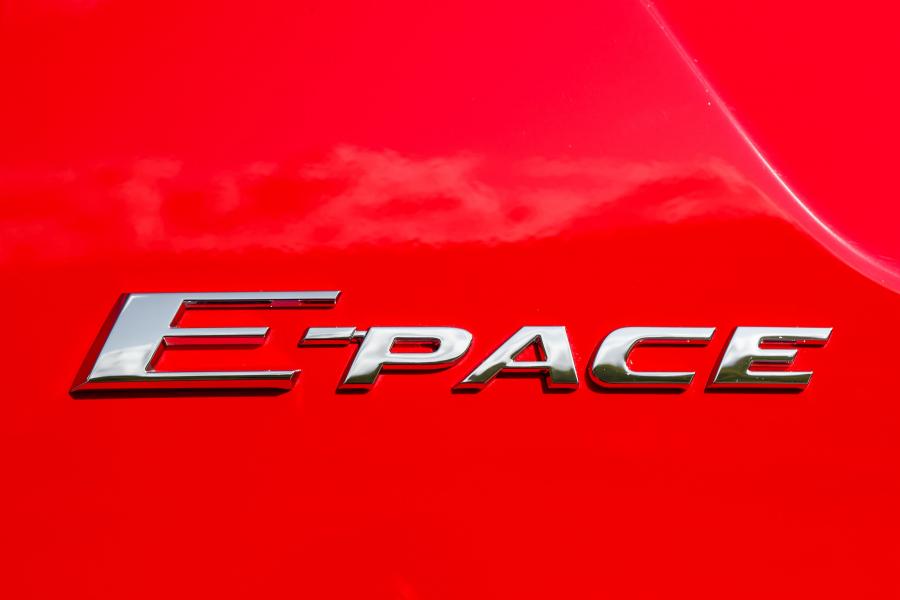 Логотип Jaguar E-Pace R-Dynamic First Edition 2017 года  (UK) (фото 4 из 19)